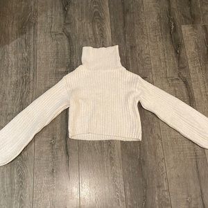 White turtleneck sweater cropped